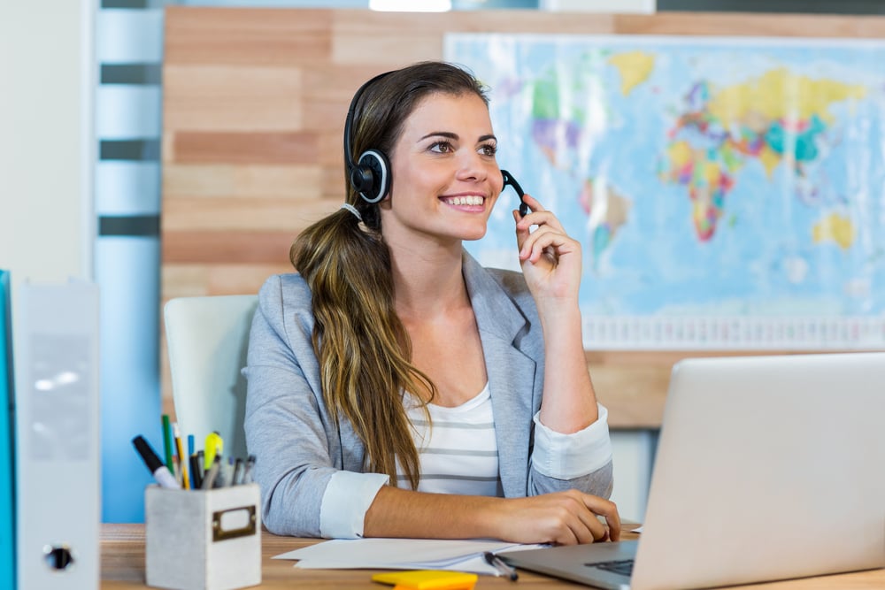 joven mujer hablando a un cliente en su oficina