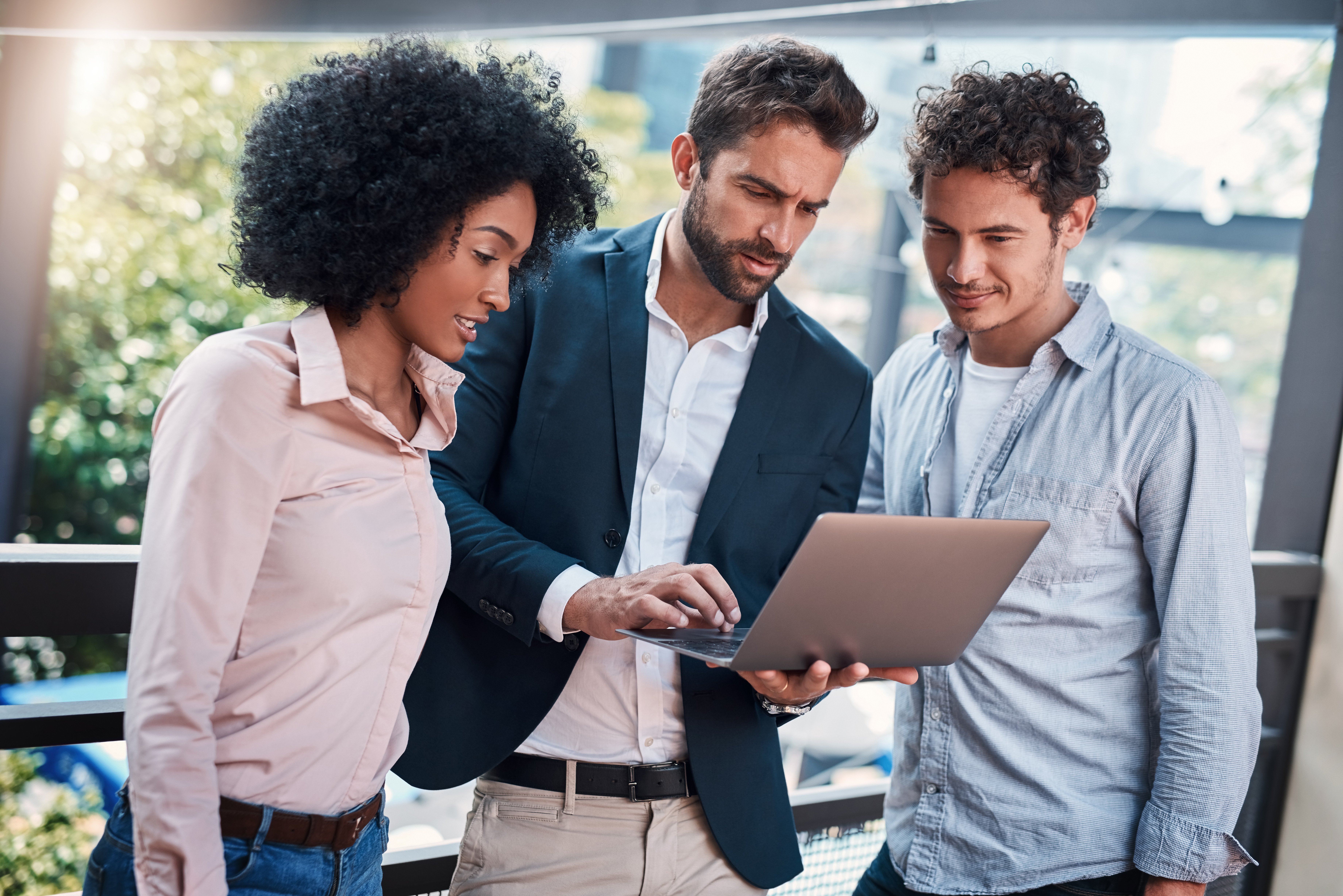grupo de ejecutivos analizando como impulsar las ventas b2b