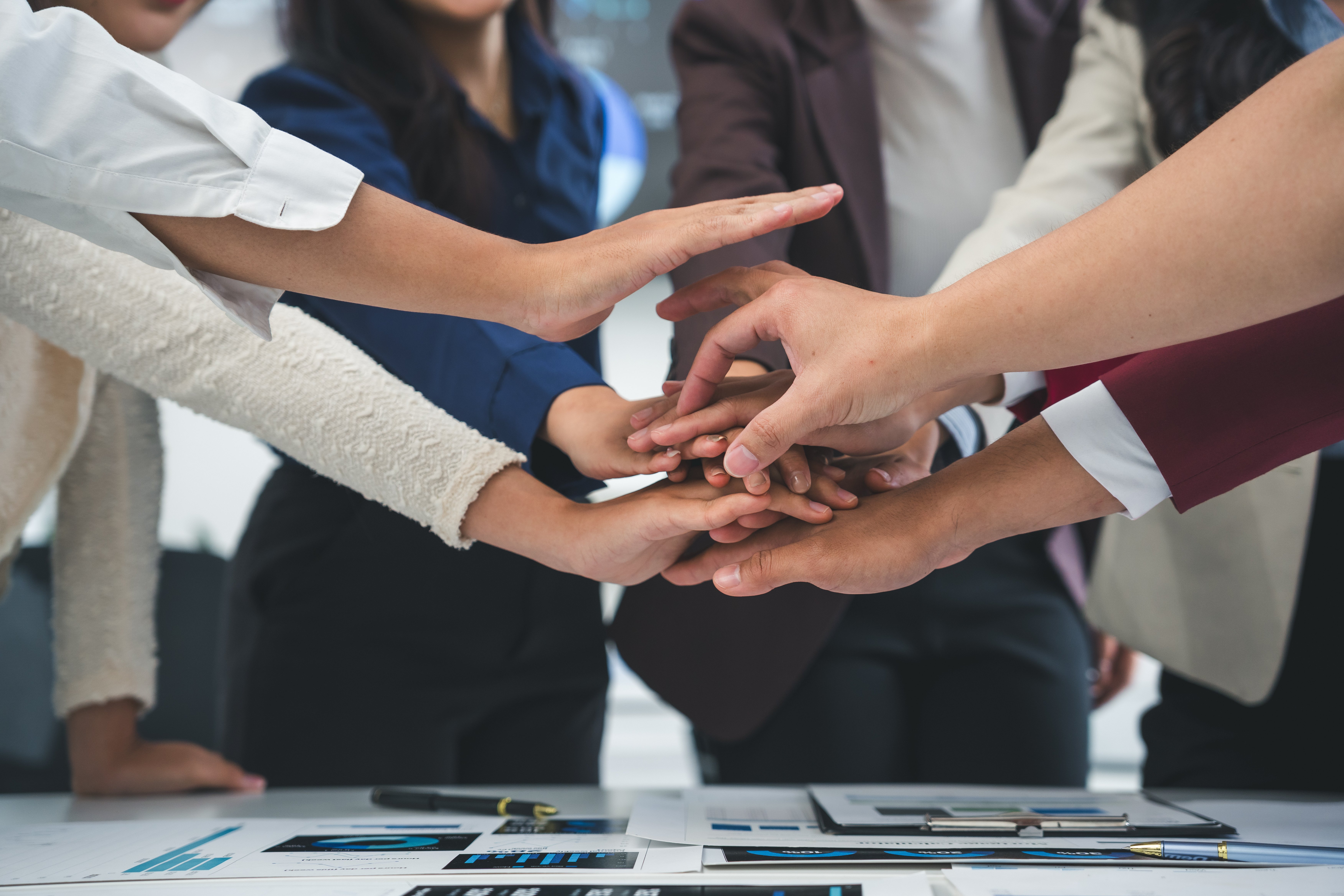 manos de equipo de marketing y ventas